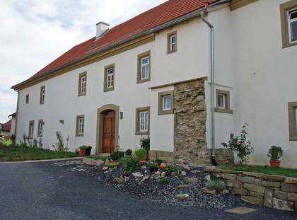 Vorderansicht des ehemaligen Pfarrhauses in der Gemeinde Münnerstadt-Wermerichshausen
