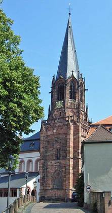 Außenansicht der Stiftsbasilika Sankt Peter und Alexander in Aschaffenburg