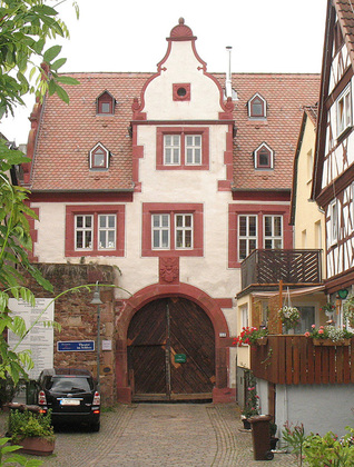 Außenansicht des Torhauses am ehemaligen Stadtschloss in Klingenberg am Main